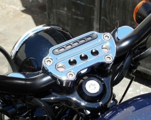 ハーレー、ダイナ  ハンドル・クランプ