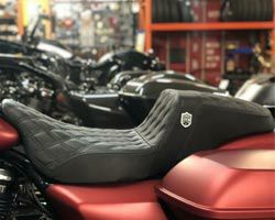 サドルマン SDC パフォーマンス グリップシート ゲル入り ハーレー