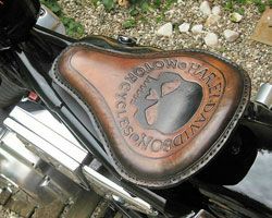 dhカスタム スポーツスター ソロシート ダーク |ハーレーパーツ専門店