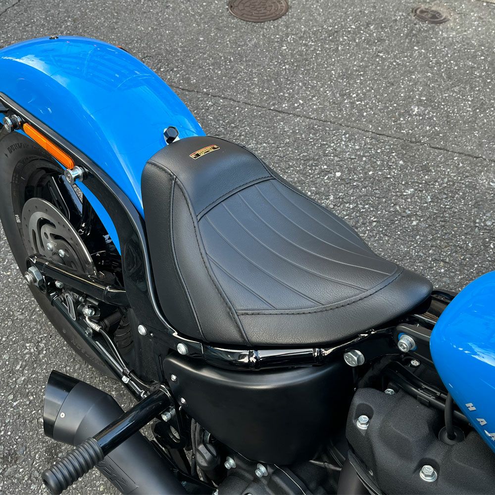 K&H リーチシート タックロール M8ソフテイル |ハーレーパーツ専門店