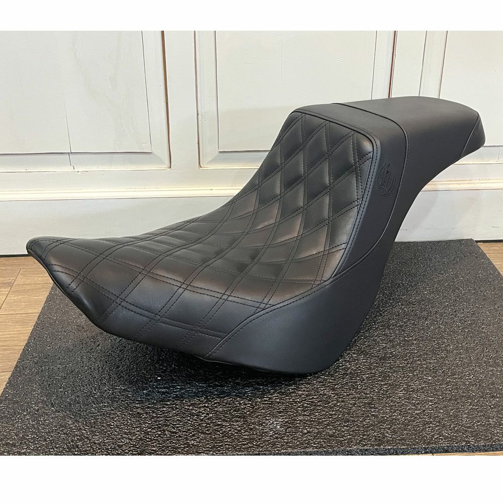 Lucky Daves M8ローライダーシート ブラックダブルダイアモンド