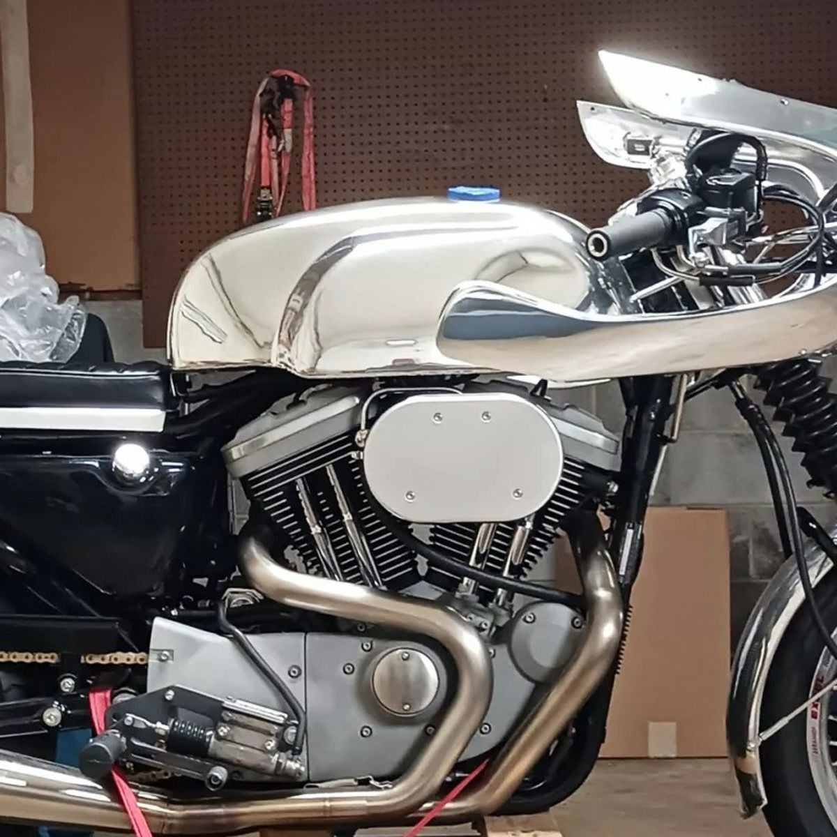 Rough Crafts Iron Guerilla タンク(キャブ用) 【スポーツスター