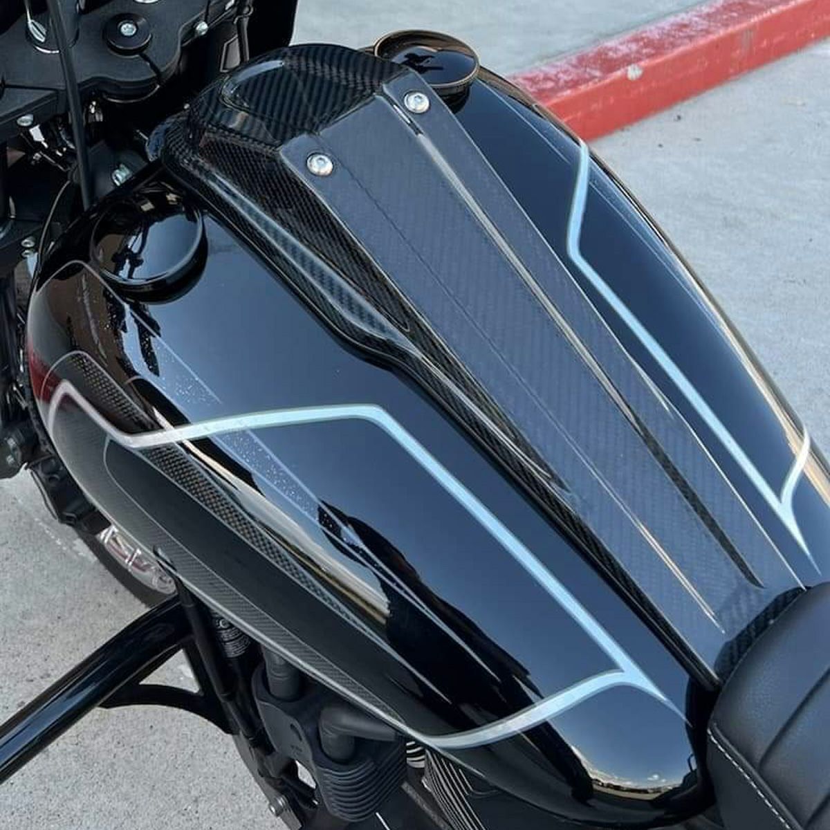 ハーレー FXLR、FXLRS FXLRST ダッシュカバー(グロスブラック) Cult