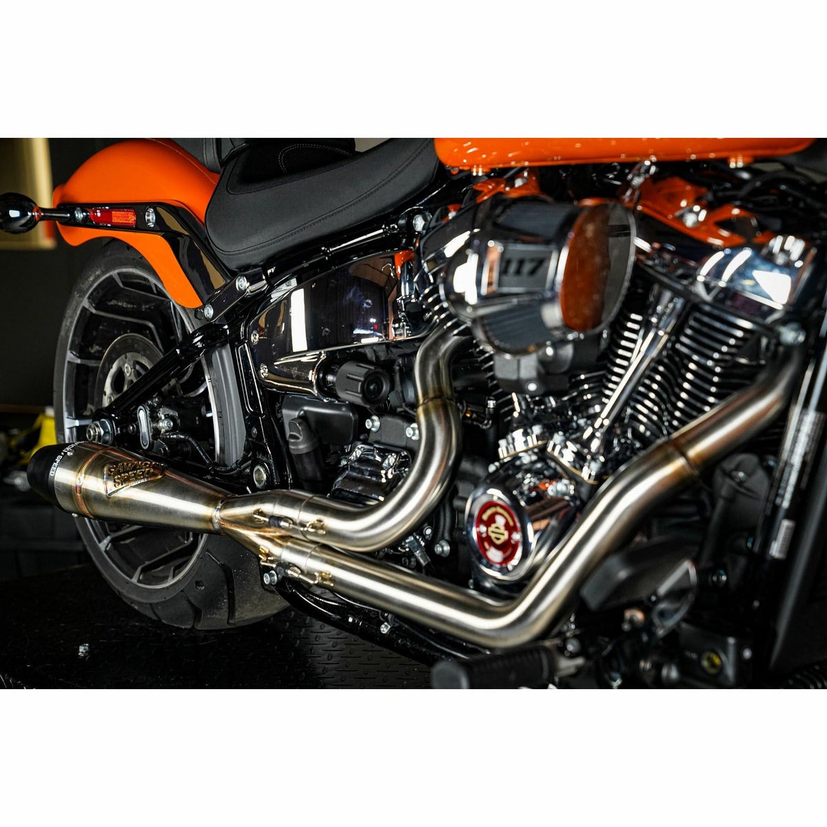 M8 ブレイクアウト、ファットボーイ ショーティー・2in1フルエキゾーストマフラー (ステンレスブラシ仕上げ/アルミエンド) SAWICKI2