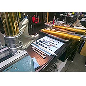 オーリンズサスペンション用 リモートリザーバータンク リアフェンダー