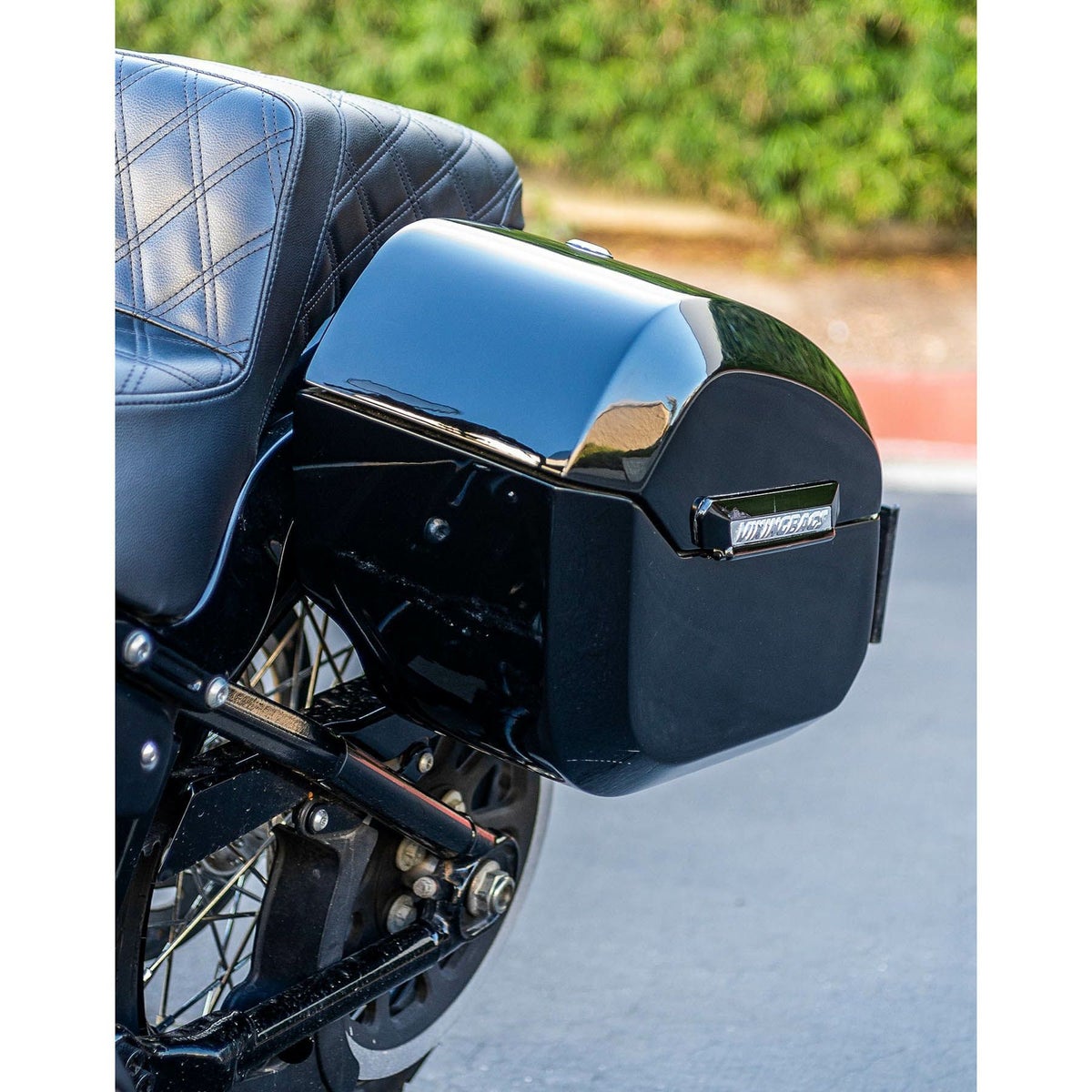 M8 ストリートボブ、スタンダード Darkin 32L クイックマウント・ラージサドルバッグ (グロスブラック) Viking Bags2