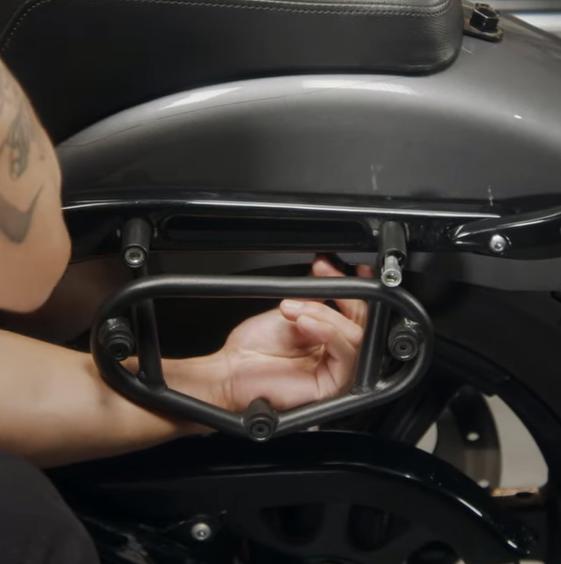 M8 ブレイクアウト、ファットボーイ Pantheon 28L クイックマウント・ミディアムサドルバッグ Viking Bags14