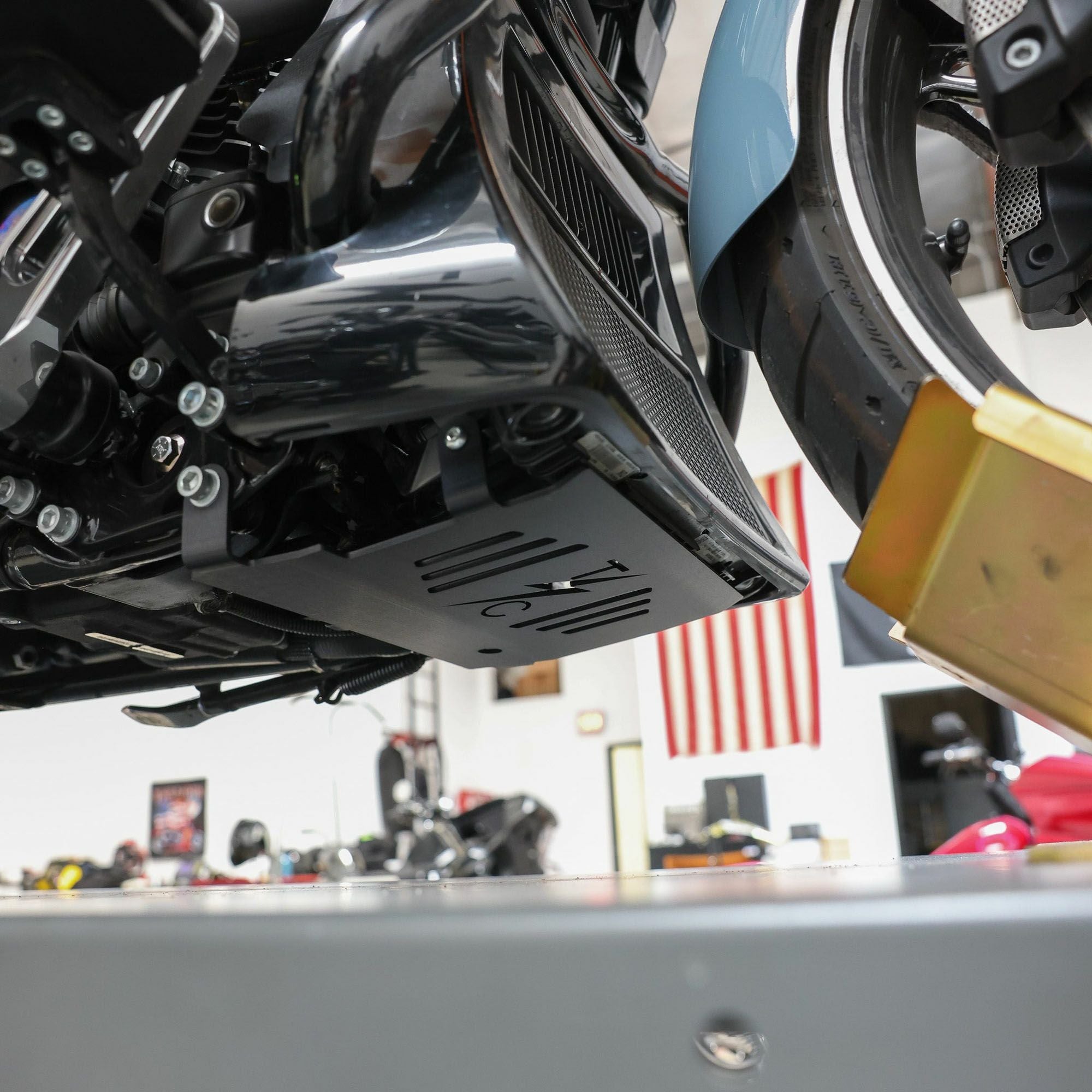 2024以降 ツーリング アルミスキッドプレート (ブラック) スラッシン