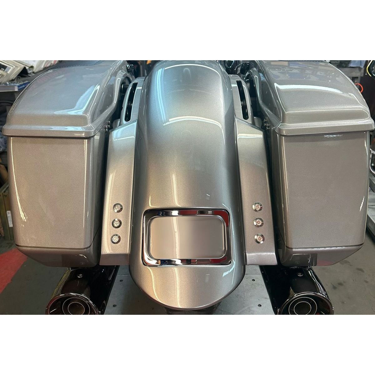 2023以降 CVOロードグライド/ST、CVOストリートグライド ショートスポーツリアフェンダー LEDテールライト付 (クローム)3