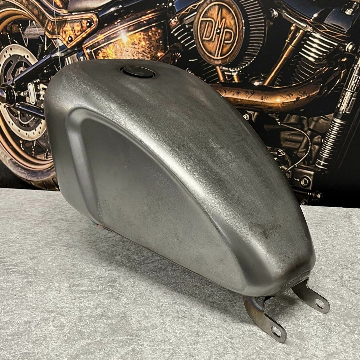 M8 ソフテイル レガシー・フュエルタンク (ロウスチール) DMP6