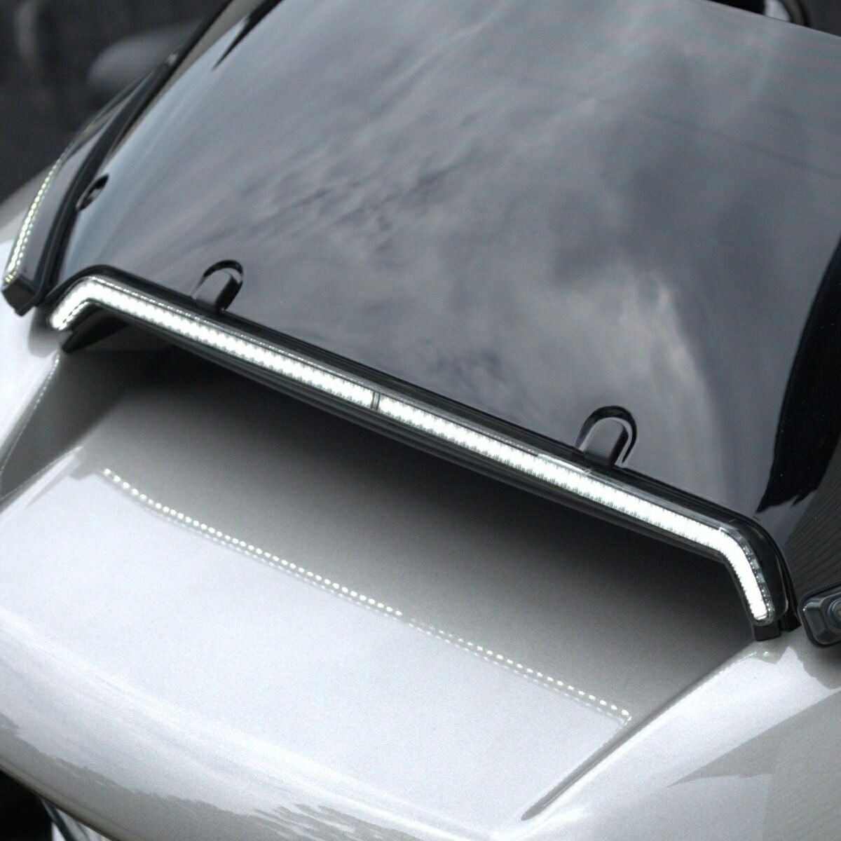 2024以降 ロードグライド、2023以降 CVOロードグライド/ST LEDセンターフェアリングベントトリム Custom Dynamics2