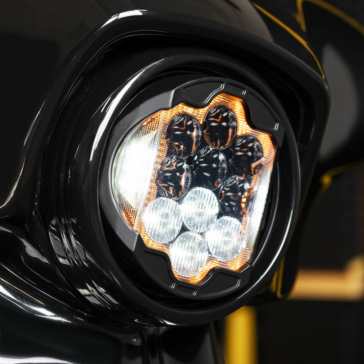 ツーリング、トライク、ソフテイル、ダイナFLD シルバートゥース 7インチLEDパフォーマンスヘッドライト ホグワークズ10