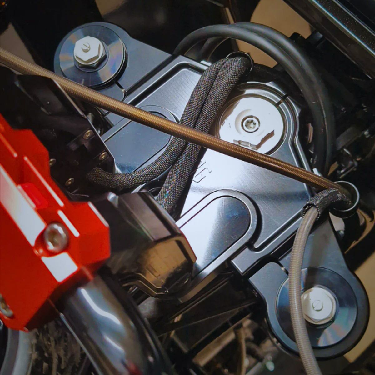 2023以降 CVOロードグライド/ST トップトリプルツリー (レッド) オリジナルガレージモト1