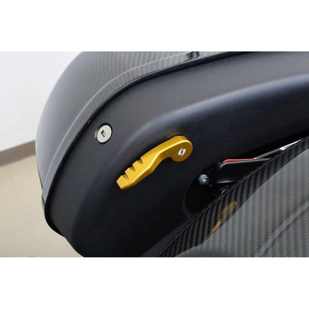 M8ソフテイル ローライダーST、エルディアブロ、スポーツグライド サドルバッグラッチレバー (ゴールド) スピードラ3