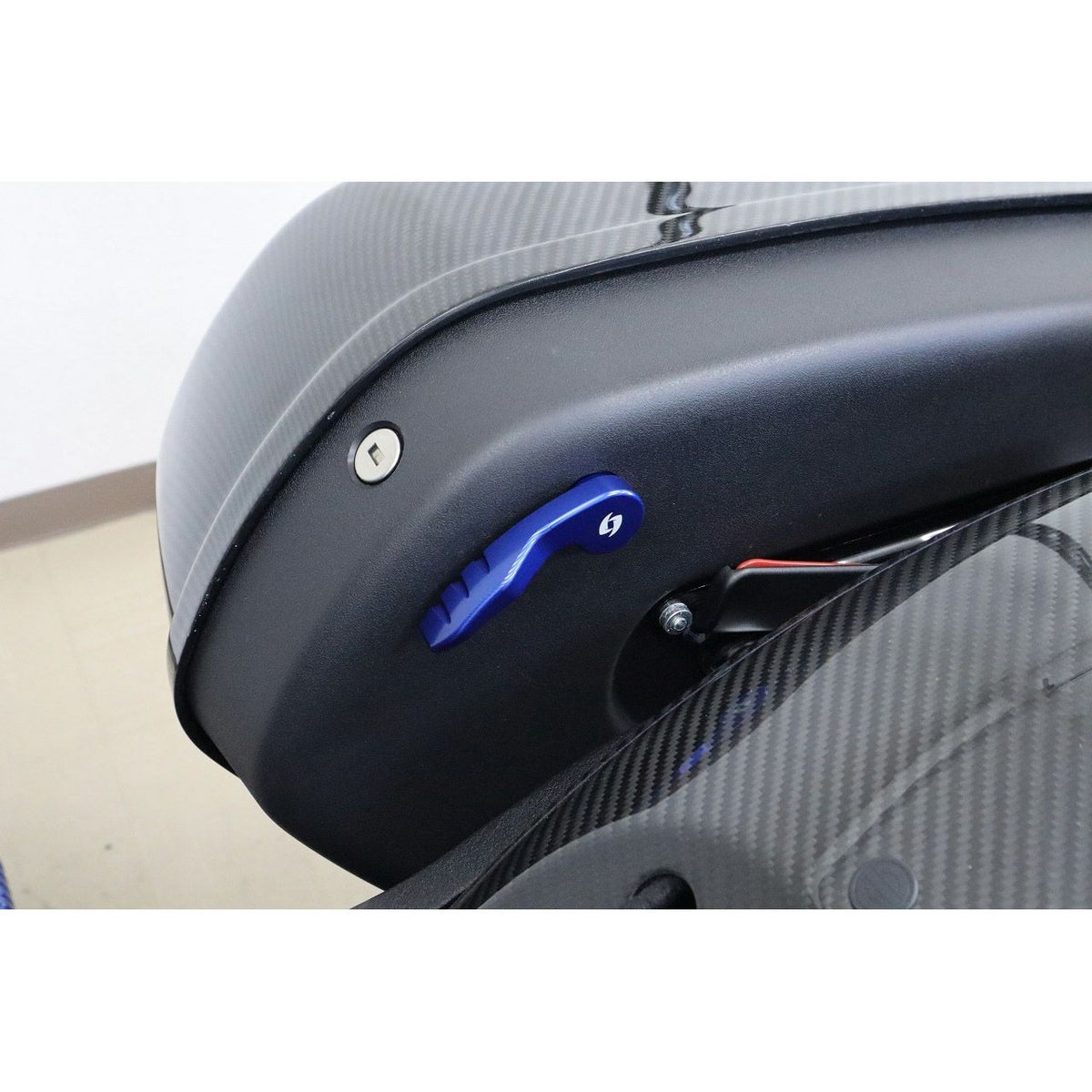  M8ソフテイル ローライダーST、エルディアブロ、スポーツグライド サドルバッグラッチレバー (ブルー) スピードラ2