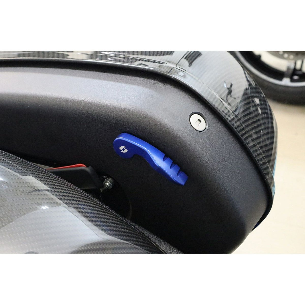  M8ソフテイル ローライダーST、エルディアブロ、スポーツグライド サドルバッグラッチレバー (ブルー) スピードラ4