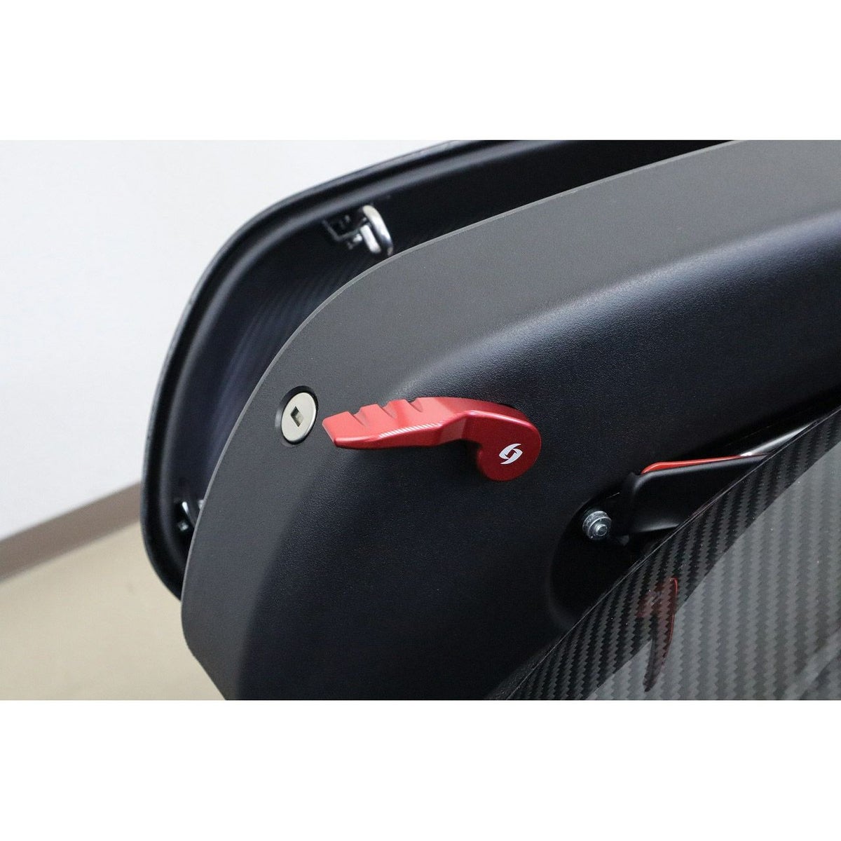 M8ソフテイル ローライダーST、エルディアブロ、スポーツグライド サドルバッグラッチレバー (レッド) スピードラ2