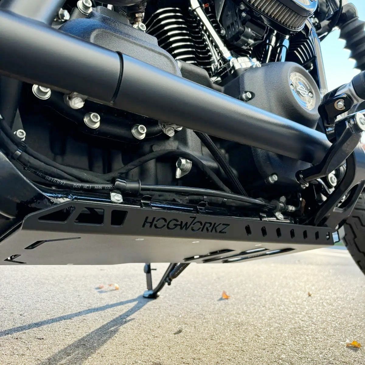 M8ソフテイル スキッドプレート シャーシプロテクター ブラック HOGWORKZ