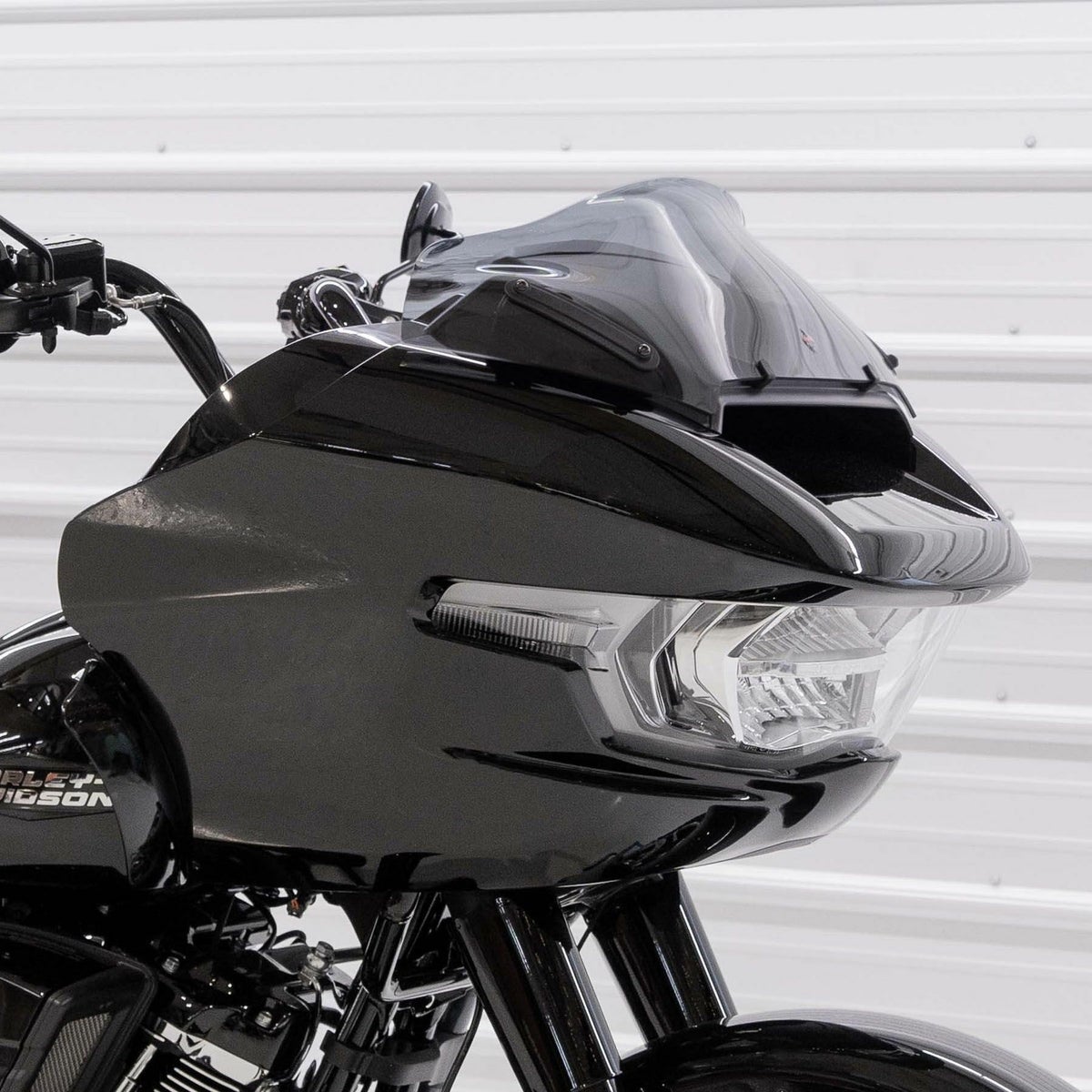 2024以降 ロードグライド 8インチ スポーツウィンドシールド (ライトスモーク)