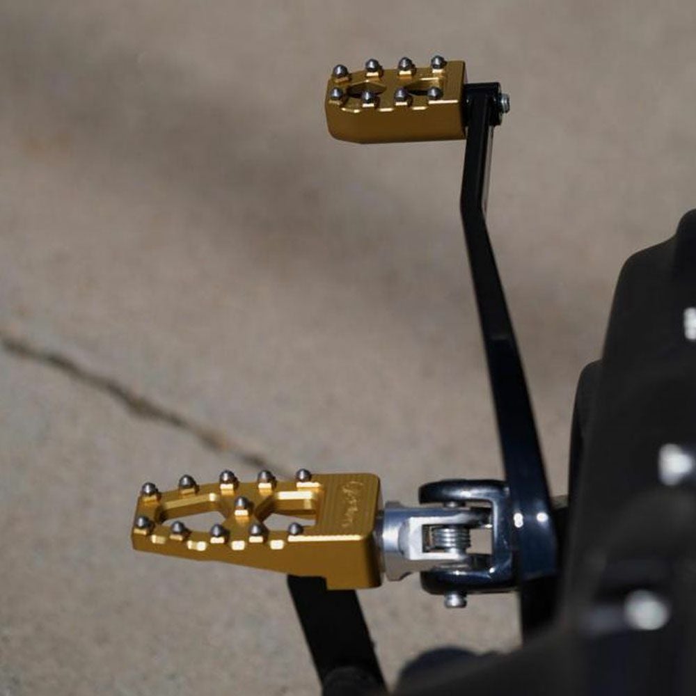  M8 ソフテイル、スポーツスターS、ナイトスター プロシリーズ MX ライト ライダー フットペグ ゴールド TC Bros 