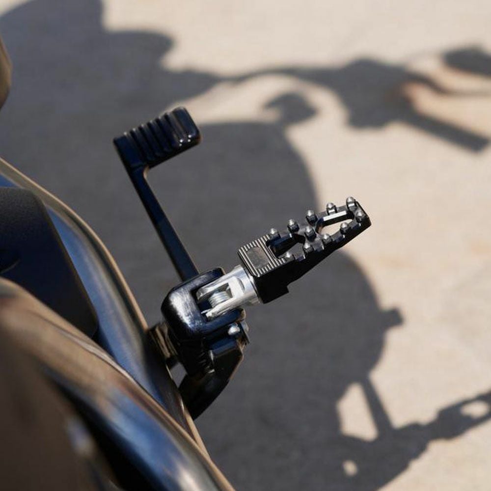 M8 ソフテイル、スポーツスターS、ナイトスター プロシリーズ MX ライト ライダー フットペグ ブラック TC Bros 