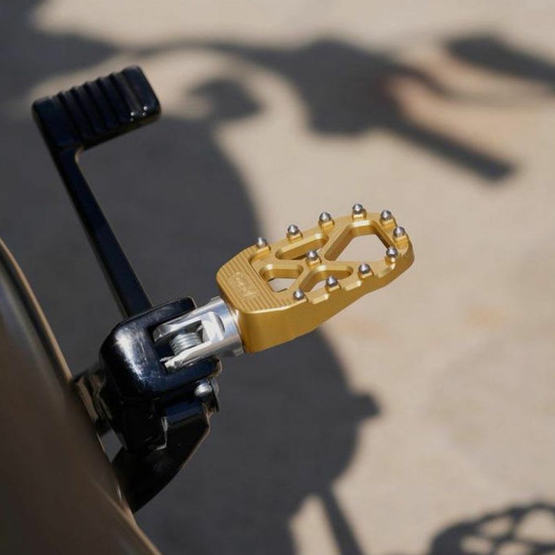  M8 ソフテイル、スポーツスターS、ナイトスター プロシリーズ MX ライダー フットペグ ゴールド TC Bros 