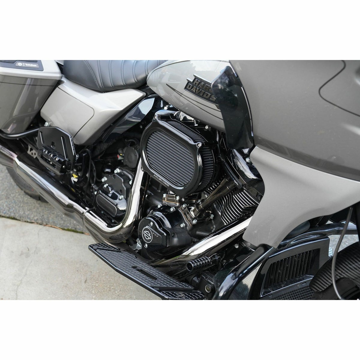 2024以降 ツーリング、2025以降 ソフテイル ステージ2 オーバルエアクリーナー (クローム)1