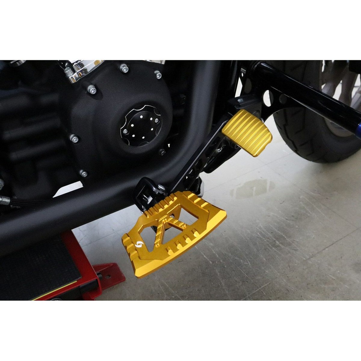  M8 ソフテイル リアブレーキレバーキットV2 Aタイプ (ゴールド)2