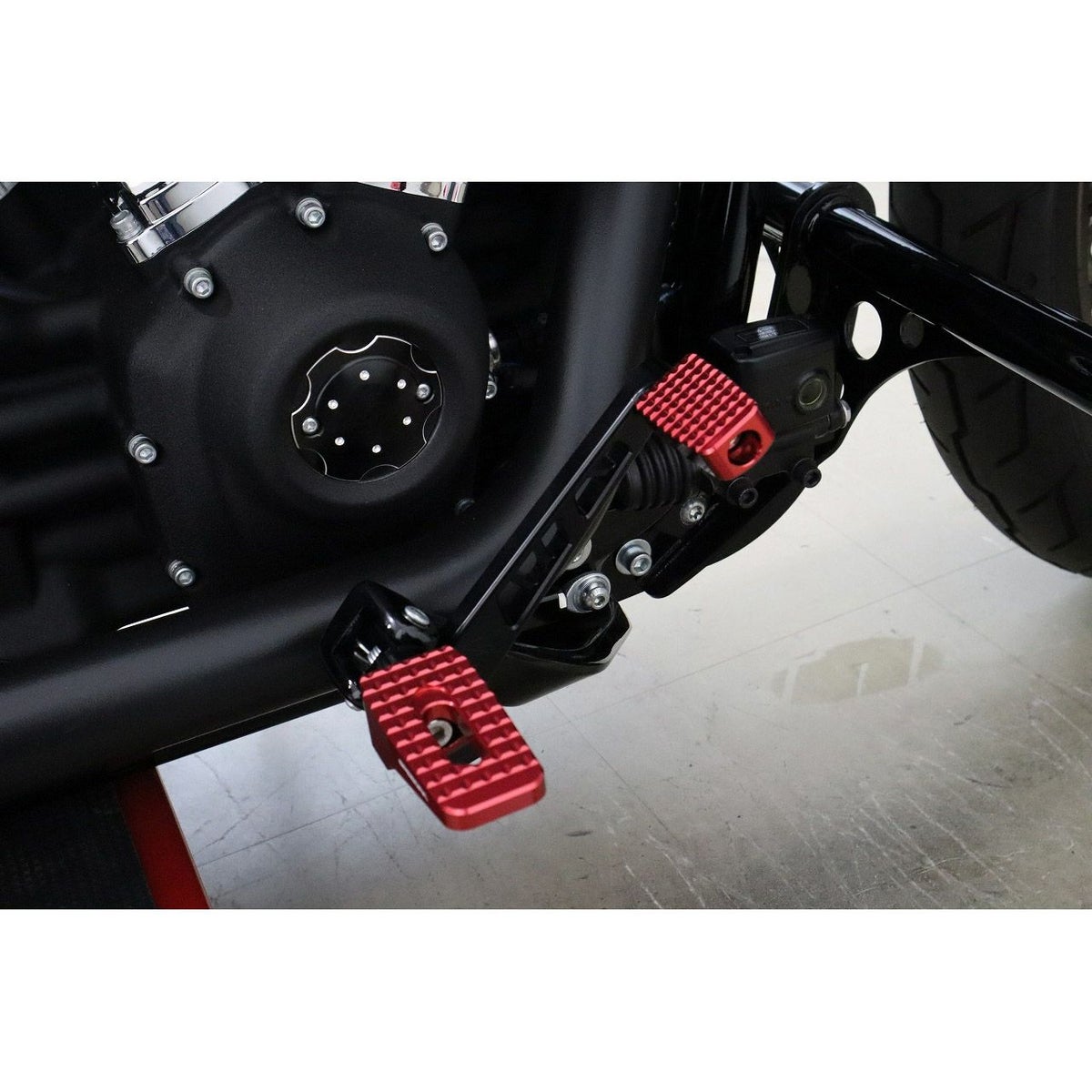 M8 ソフテイル リアブレーキレバーキットV2 Bタイプ (レッド)2