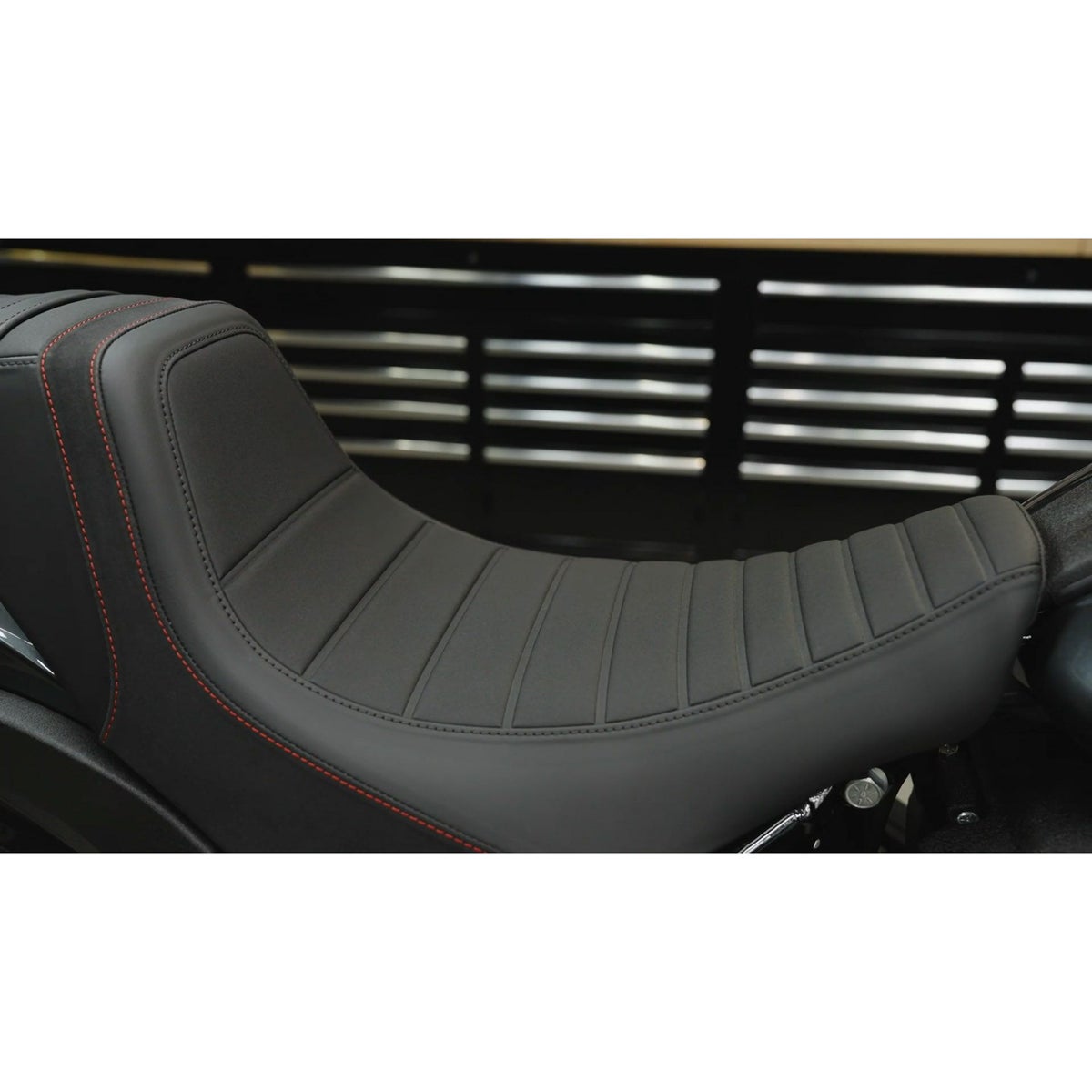 M8 ローライダー/S/ST、スポーツグライド、エルディアブロ スイッチバック ツーアップシート (レッドステッチ)3