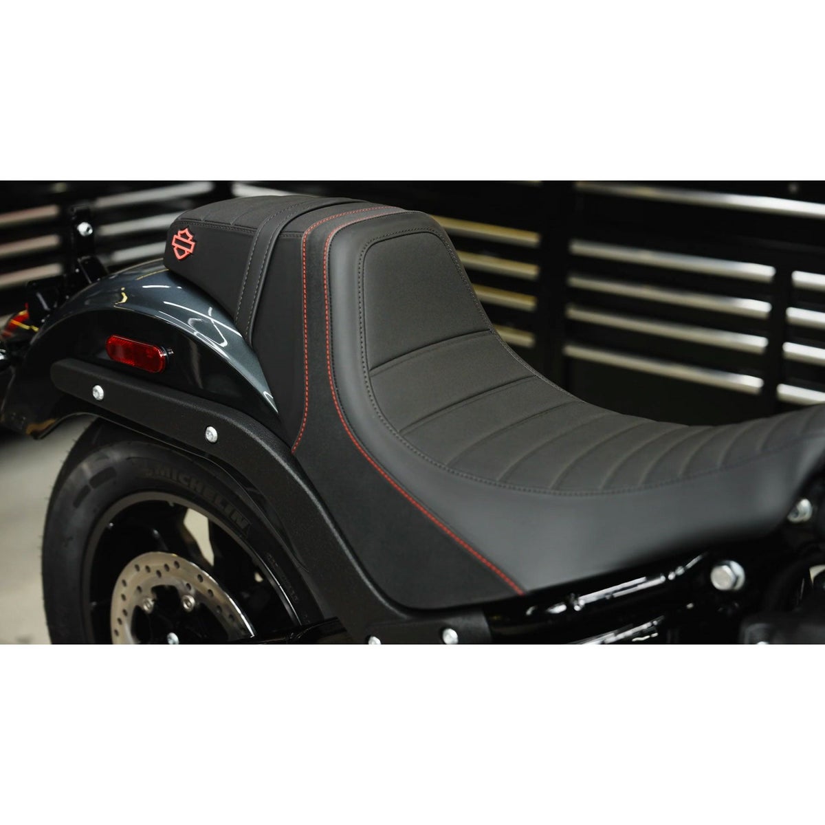 M8 ローライダー/S/ST、スポーツグライド、エルディアブロ スイッチバック ツーアップシート (レッドステッチ)4