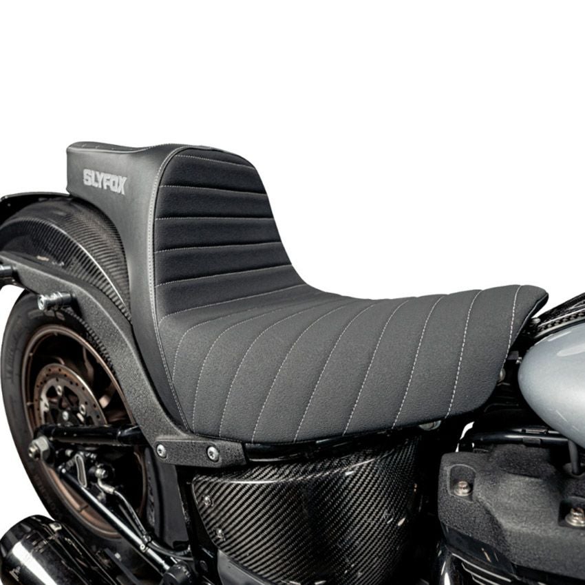 M8 ローライダー/S/ST、スポーツグライド ハイヌーン ツーアップシート (グレーロゴ)1