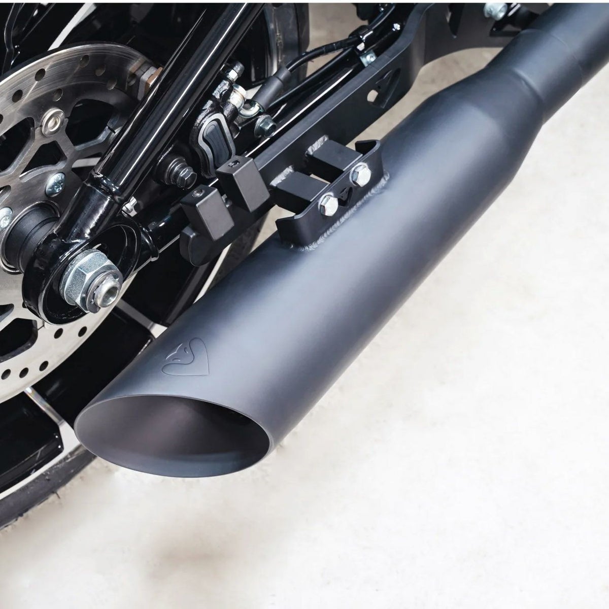 M8 ブレイクアウト、ファットボーイ 2-1 フルエキゾーストマフラー (ブラック)2