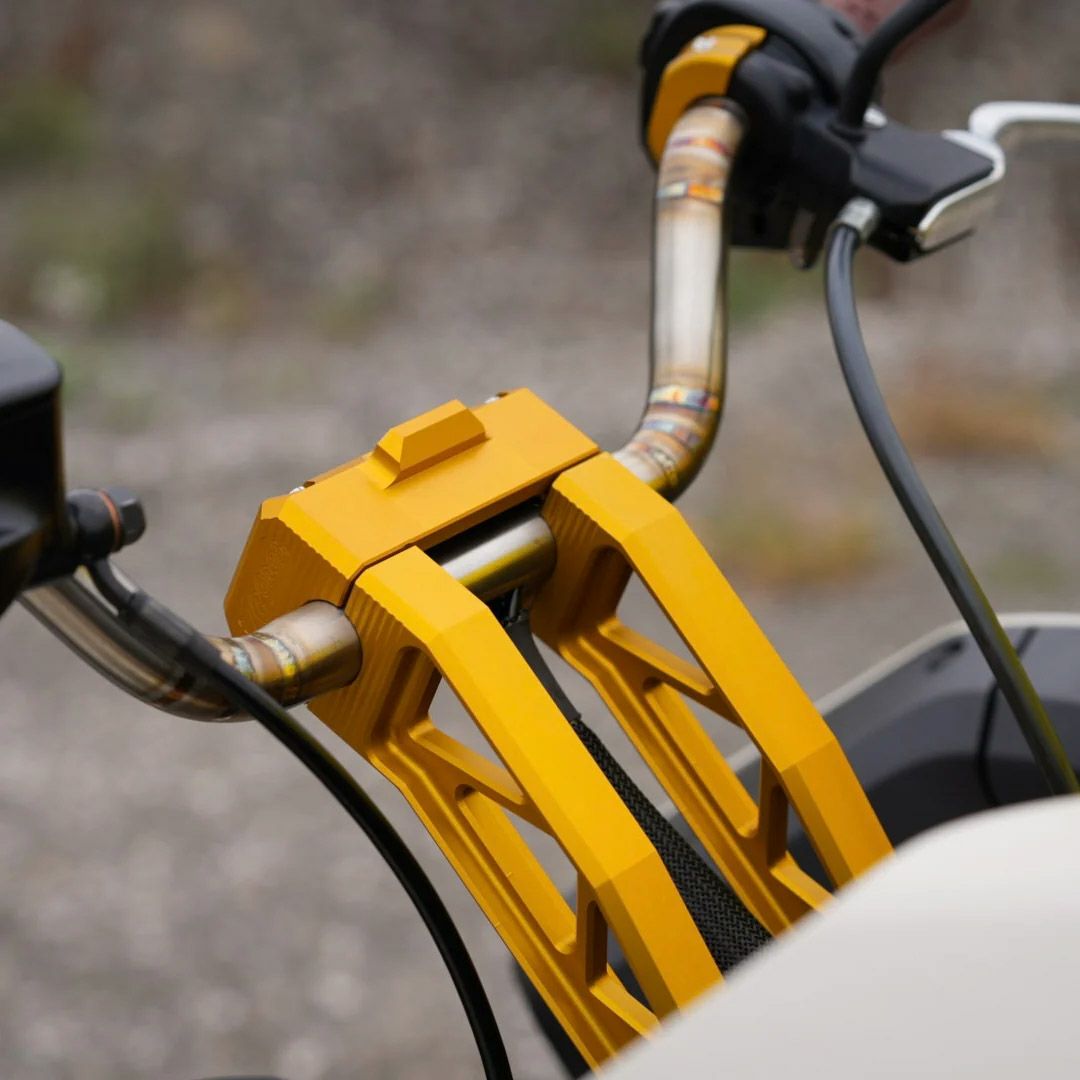 M8 ソフテイル トラススタイル・8インチ プルバックライザー デジタルメーターベゼル付 (ゴールド)4