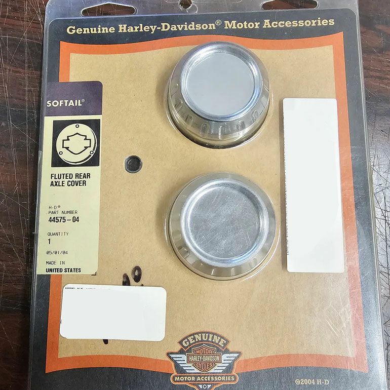 2000～2007 ソフテイル 溝入りデザイン リア・アクスル カバー (クローム)