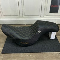 M8 ローライダー/S/ST、スポーツグライド SDC パフォーマンスグリッパーシート ゴールドステッチ Saddlemen 