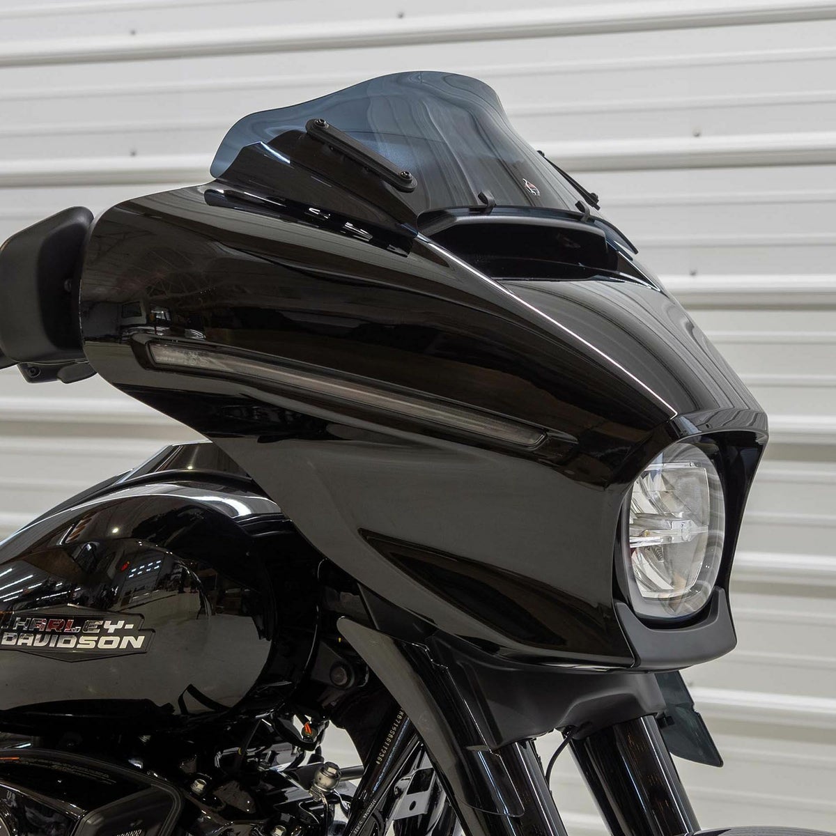 2024以降 ストリートグライド/ウルトラ フレア・ウィンドシールド 6.5インチ (ダークスモーク)