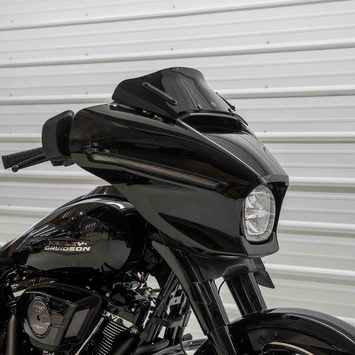 2024以降 ストリートグライド/ウルトラ フレア・ウィンドシールド 6.5インチ (ソリッドブラック)1