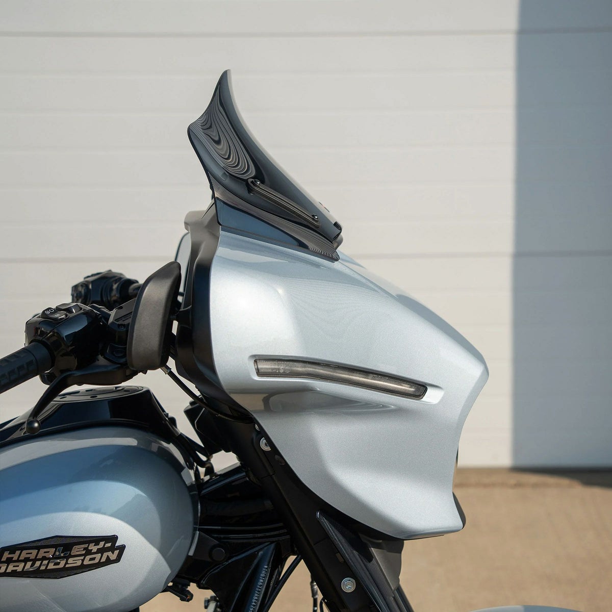  2024以降 ストリートグライド/ウルトラ フレア・ウィンドシールド 10インチ (ダークスモーク)2