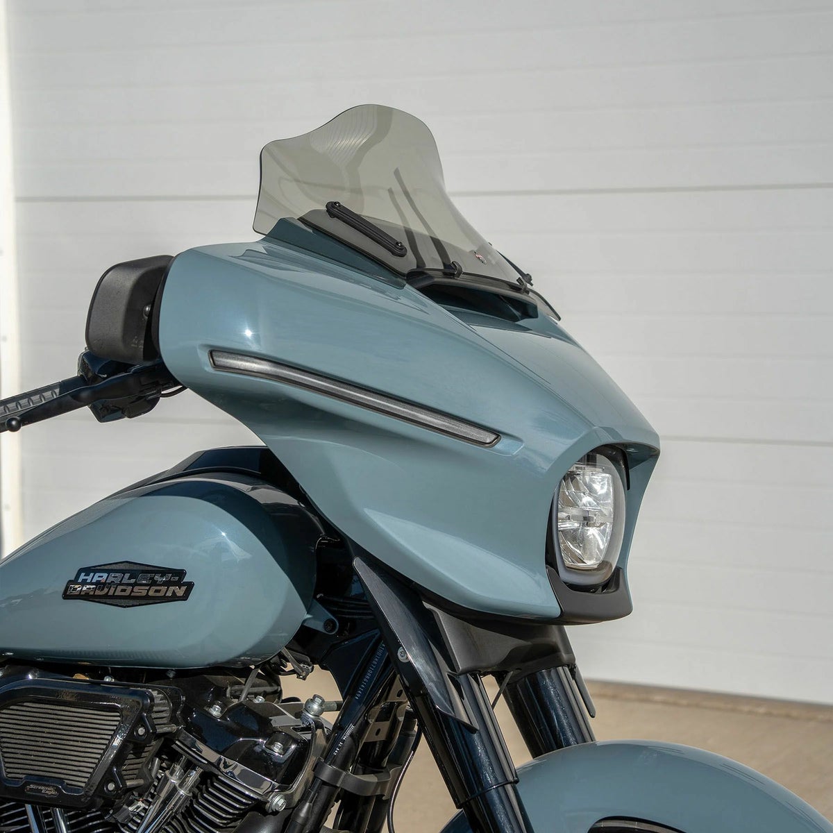 2024以降 ストリートグライド/ウルトラ フレア・ウィンドシールド 10インチ (ライトスモーク)1