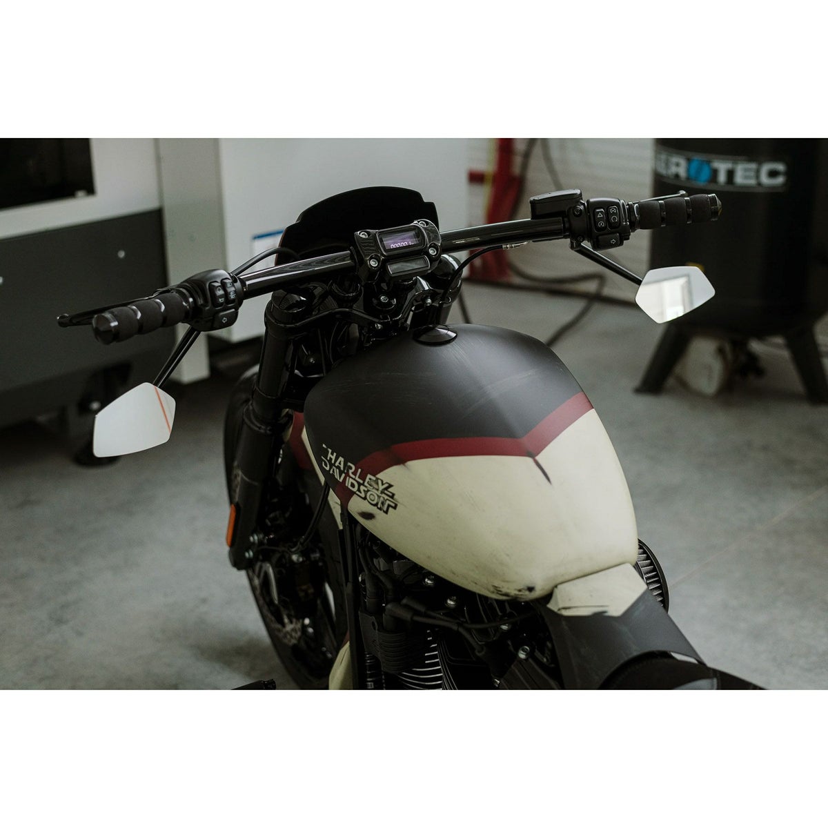 M8 ブレイクアウト フロント フォークエンドキャップ2