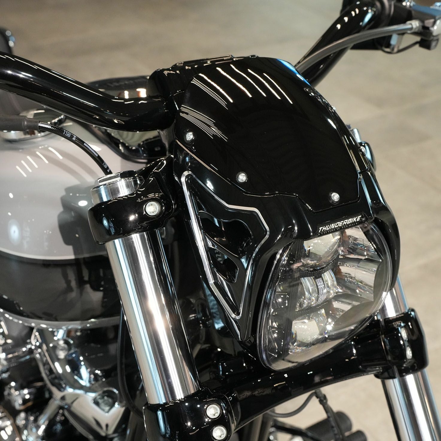 M8 ブレイクアウト GP ウィンドシールドキット (グロスブラック