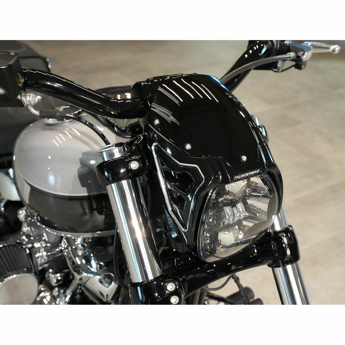 M8 ブレイクアウト GP ウィンドシールドキット (グロスブラック/シルバー)2