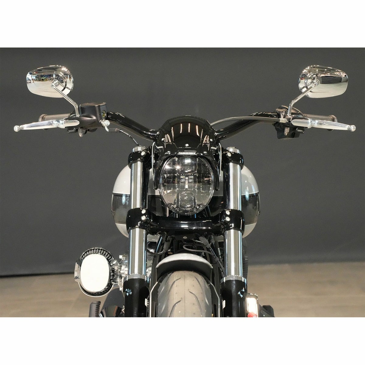 M8 ブレイクアウト GP ウィンドシールドキット (グロスブラック/シルバー)3