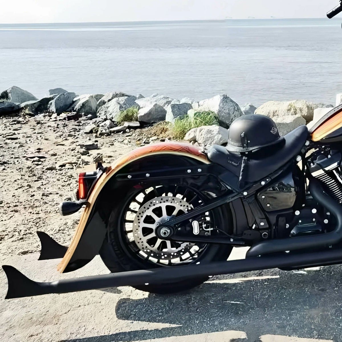  M8 ヘリテイジクラシック、デラックス 36インチ フィッシュテール 左右両出し・フルエキゾーストマフラー (ブラック)