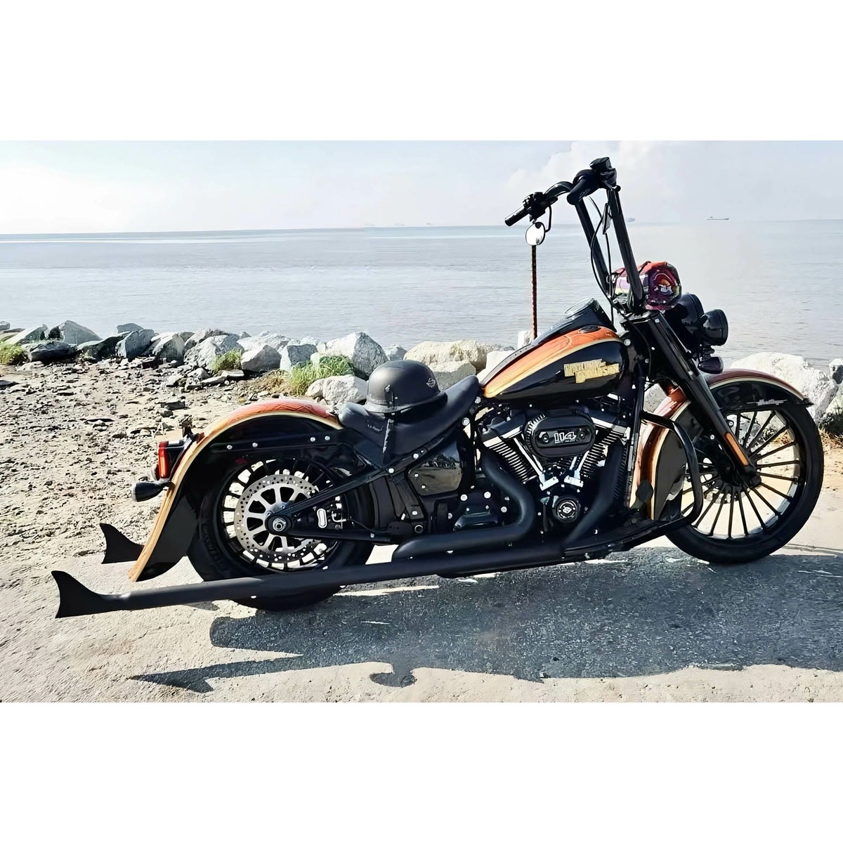  M8 ヘリテイジクラシック、デラックス 36インチ フィッシュテール 左右両出し・フルエキゾーストマフラー (ブラック)1