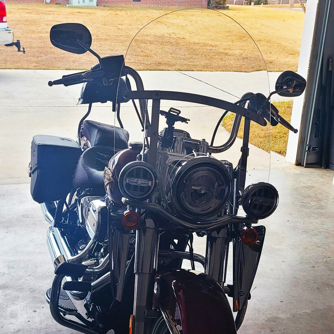  M8 ヘリテイジクラシック、デラックス 18インチ カーブ付ウィンドシールド (クリア)