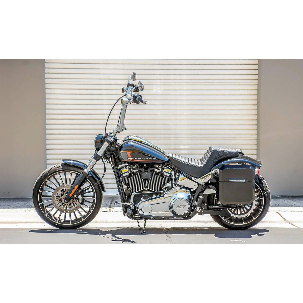 M8 ブレイクアウト Outlaw クイックマウント・ミディアム・サドルバッグ 15L (グロスブラック)2