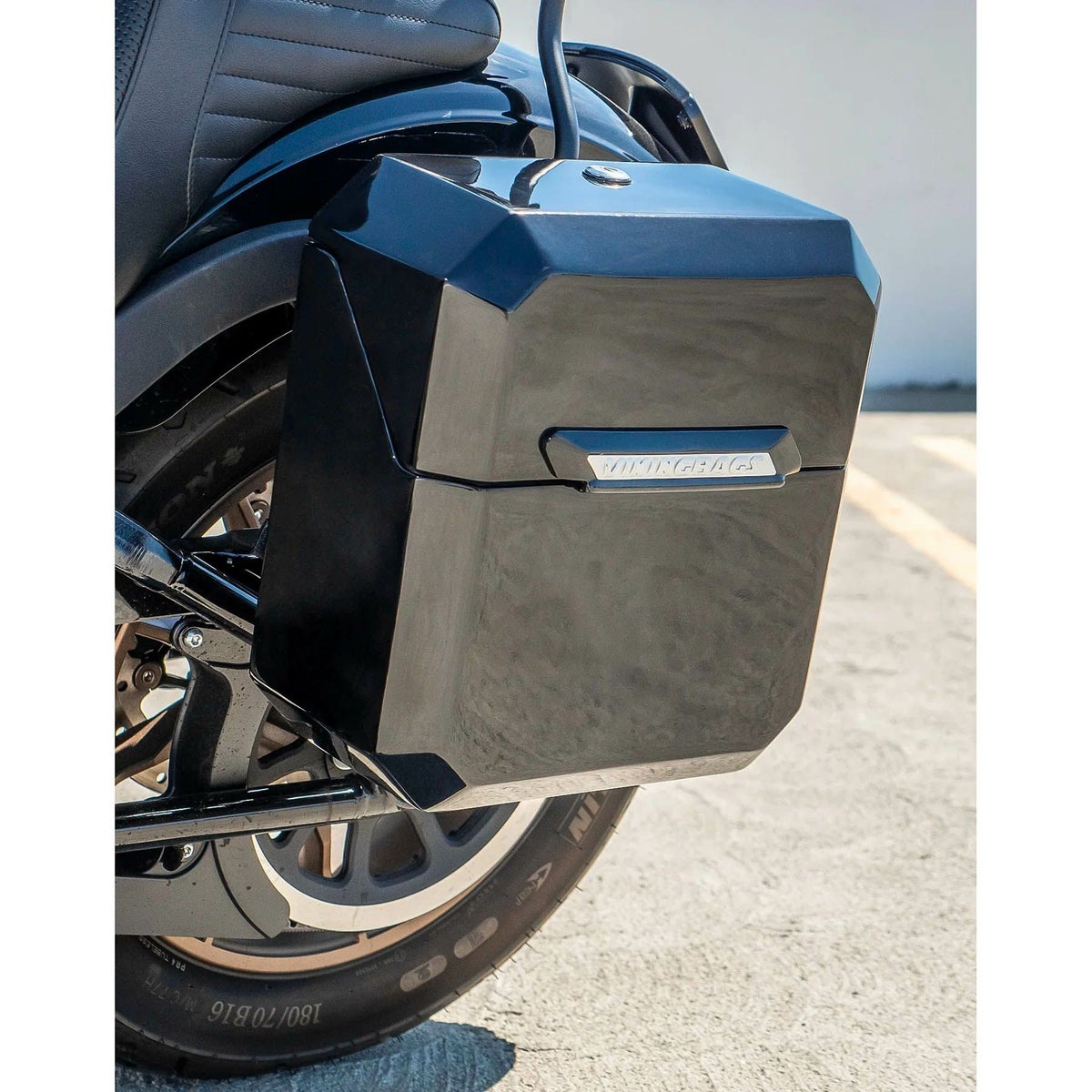 M8 ブレイクアウト Outlaw クイックマウント・ミディアム・サドルバッグ 15L (グロスブラック)4