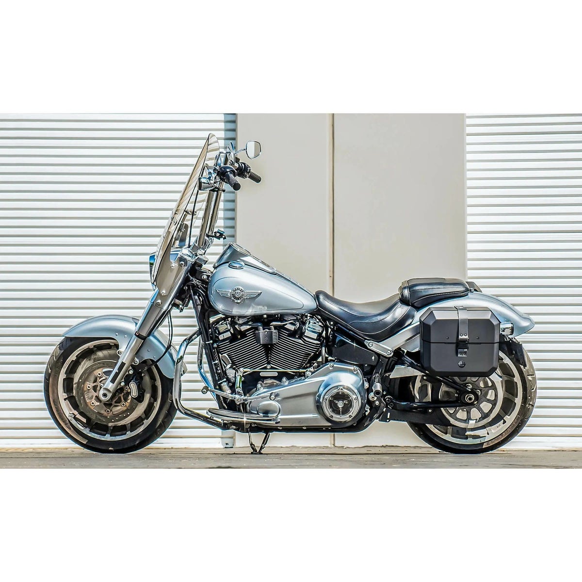 M8 ファットボーイ Outlaw クイックマウント・スモール・サドルバッグ 10L 左用 (レザーラップ)1